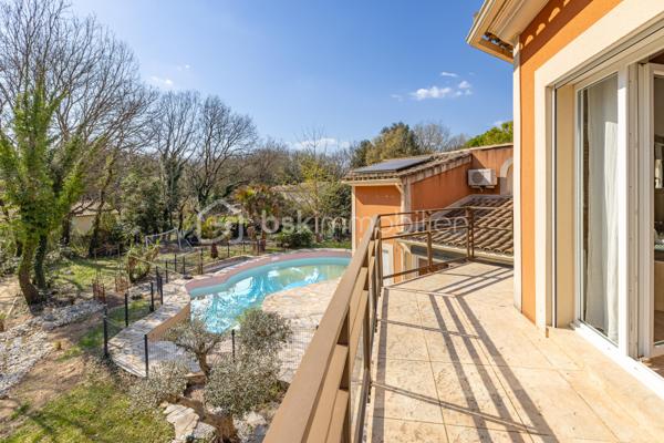 À seulement 5 minutes de Sommières, entre Nîmes et Montpellier, découvrez cette propriété confidentielle nichée dans une impasse, à l’abri de toute nuisance et sans vis-à-vis.

Implantée sur une parcelle de 2 002 m², dont une partie boisée classée, elle offre un environnement naturel préservé et une atmosphère rare où le calme et l’intimité dominent.

Construite en 2008 et entièrement rénovée en 2023 avec des prestations haut de gamme, cette propriété développe 337 m² habitables et propose une véritable qualité de vie, aussi bien pour une résidence principale d’exception que pour un projet familial ou patrimonial.

La maison principale s’organise autour d’un espace de vie spectaculaire de 80 m², exposé plein sud, baigné de lumière tout au long de la journée. La cuisine ouverte, entièrement refaite, s’intègre harmonieusement à l’ensemble avec ses 20 m² dédiés à la convivialité. Une arrière-cuisine vient compléter cet espace, apportant un confort d’usage au quotidien.

Au rez-de-chaussée également, une chambre, une salle d’eau avec WC, une buanderie ainsi qu’un accès direct au garage de 38 m² viennent parfaire l’organisation. Une véranda d’environ 14 m², aujourd’hui aménagée en salle de sport, prolonge les volumes vers l’extérieur.

À l’étage, on retrouve un espace bureau, un WC indépendant, ainsi que deux chambres dont une suite parentale remarquable. Celle-ci séduit immédiatement par son plafond cathédrale avec charpente apparente, son dressing, sa baignoire balnéo et son balcon privatif offrant une vue apaisante sur le jardin et la piscine.

La propriété se distingue également par la présence de cinq dépendances avec accès privatif, toutes conçues pour offrir confort et intimité. Quatre d’entre elles sont aménagées en T2 en duplex, avec séjour et salle d’eau en rez-de-chaussée et chambre en mezzanine. Actuellement louées en baux meublés d’un an, elles génèrent un revenu locatif mensuel global attractif. La cinquième dépendance, aménagée en studio avec jacuzzi, se prête parfaitement à un projet de type « love room », à la location courte durée, à un espace détente privé ou à un logement indépendant pour recevoir.

Chaque logement dispose de son propre accès, de son stationnement et d’un espace extérieur privatif (ou facilement aménageable), garantissant une exploitation simple et indépendante.

À noter que deux des cinq dépendances sont reliées à la maison principale mais actuellement condamnées du fait de leur mise en location. Elles peuvent donc facilement être réintégrées à l’habitation principale afin d’en agrandir les volumes.

Au-delà de ses volumes et de sa configuration, le bien séduit par la qualité de ses équipements. La propriété bénéficie d’une performance énergétique remarquable (DPE A), portée par un système complet : chauffage au sol réversible alimenté par pompe à chaleur air/eau pour le RDC de la maison et des deux dépendances attenantes, climatisations réversibles Daikin Stylish, chauffe-eau thermodynamique et solaire, ainsi que des panneaux photovoltaïques permettant à la fois l’autoconsommation et la revente d’énergie. À cela s’ajoutent un aspirateur centralisé, un adoucisseur, une cheminée, des menuiseries double vitrage PVC, un système de vidéosurveillance, une alarme connectée, un carport en bois exotique ainsi que des portails motorisés.

À l’extérieur, tout a été pensé pour créer un véritable lieu de vie. La piscine maçonnée de 10 × 6 mètres s’intègre parfaitement dans un jardin soigneusement aménagé. Une terrasse et une pergola, également réalisées en bois exotique, invitent à la détente, tandis qu’un sauna, un terrain de pétanque, un barbecue en dur et un four à pizza complètent cet ensemble dédié aux moments de convivialité. Une rivière artificielle récemment installée traverse le jardin en ruisselant sur des pierres blanches, apportant une touche unique et apaisante à l’ensemble.

Propriété modulable par sa conception (absence de murs porteurs), elle s’adapte à de nombreux projets : résidence principale haut de gamme avec dépendances autonomes, vie de famille avec revenus complémentaires, activité de chambres d’hôtes ou investissement locatif structuré.

Enfin, le bien est vendu entièrement meublé, permettant une installation ou une mise en exploitation immédiate.

Une propriété rare sur le secteur, alliant élégance, confort moderne et potentiel patrimonial dans un cadre privilégié.








Informations réglementaires :