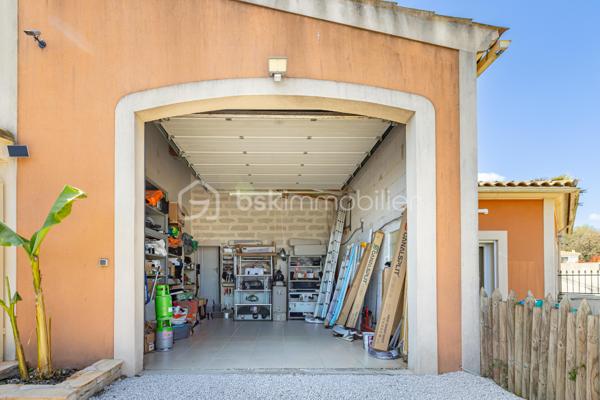 À seulement 5 minutes de Sommières, entre Nîmes et Montpellier, découvrez cette propriété confidentielle nichée dans une impasse, à l’abri de toute nuisance et sans vis-à-vis.

Implantée sur une parcelle de 2 002 m², dont une partie boisée classée, elle offre un environnement naturel préservé et une atmosphère rare où le calme et l’intimité dominent.

Construite en 2008 et entièrement rénovée en 2023 avec des prestations haut de gamme, cette propriété développe 337 m² habitables et propose une véritable qualité de vie, aussi bien pour une résidence principale d’exception que pour un projet familial ou patrimonial.

La maison principale s’organise autour d’un espace de vie spectaculaire de 80 m², exposé plein sud, baigné de lumière tout au long de la journée. La cuisine ouverte, entièrement refaite, s’intègre harmonieusement à l’ensemble avec ses 20 m² dédiés à la convivialité. Une arrière-cuisine vient compléter cet espace, apportant un confort d’usage au quotidien.

Au rez-de-chaussée également, une chambre, une salle d’eau avec WC, une buanderie ainsi qu’un accès direct au garage de 38 m² viennent parfaire l’organisation. Une véranda d’environ 14 m², aujourd’hui aménagée en salle de sport, prolonge les volumes vers l’extérieur.

À l’étage, on retrouve un espace bureau, un WC indépendant, ainsi que deux chambres dont une suite parentale remarquable. Celle-ci séduit immédiatement par son plafond cathédrale avec charpente apparente, son dressing, sa baignoire balnéo et son balcon privatif offrant une vue apaisante sur le jardin et la piscine.

La propriété se distingue également par la présence de cinq dépendances avec accès privatif, toutes conçues pour offrir confort et intimité. Quatre d’entre elles sont aménagées en T2 en duplex, avec séjour et salle d’eau en rez-de-chaussée et chambre en mezzanine. Actuellement louées en baux meublés d’un an, elles génèrent un revenu locatif mensuel global attractif. La cinquième dépendance, aménagée en studio avec jacuzzi, se prête parfaitement à un projet de type « love room », à la location courte durée, à un espace détente privé ou à un logement indépendant pour recevoir.

Chaque logement dispose de son propre accès, de son stationnement et d’un espace extérieur privatif (ou facilement aménageable), garantissant une exploitation simple et indépendante.

À noter que deux des cinq dépendances sont reliées à la maison principale mais actuellement condamnées du fait de leur mise en location. Elles peuvent donc facilement être réintégrées à l’habitation principale afin d’en agrandir les volumes.

Au-delà de ses volumes et de sa configuration, le bien séduit par la qualité de ses équipements. La propriété bénéficie d’une performance énergétique remarquable (DPE A), portée par un système complet : chauffage au sol réversible alimenté par pompe à chaleur air/eau pour le RDC de la maison et des deux dépendances attenantes, climatisations réversibles Daikin Stylish, chauffe-eau thermodynamique et solaire, ainsi que des panneaux photovoltaïques permettant à la fois l’autoconsommation et la revente d’énergie. À cela s’ajoutent un aspirateur centralisé, un adoucisseur, une cheminée, des menuiseries double vitrage PVC, un système de vidéosurveillance, une alarme connectée, un carport en bois exotique ainsi que des portails motorisés.

À l’extérieur, tout a été pensé pour créer un véritable lieu de vie. La piscine maçonnée de 10 × 6 mètres s’intègre parfaitement dans un jardin soigneusement aménagé. Une terrasse et une pergola, également réalisées en bois exotique, invitent à la détente, tandis qu’un sauna, un terrain de pétanque, un barbecue en dur et un four à pizza complètent cet ensemble dédié aux moments de convivialité. Une rivière artificielle récemment installée traverse le jardin en ruisselant sur des pierres blanches, apportant une touche unique et apaisante à l’ensemble.

Propriété modulable par sa conception (absence de murs porteurs), elle s’adapte à de nombreux projets : résidence principale haut de gamme avec dépendances autonomes, vie de famille avec revenus complémentaires, activité de chambres d’hôtes ou investissement locatif structuré.

Enfin, le bien est vendu entièrement meublé, permettant une installation ou une mise en exploitation immédiate.

Une propriété rare sur le secteur, alliant élégance, confort moderne et potentiel patrimonial dans un cadre privilégié.








Informations réglementaires :