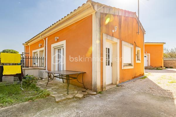 À seulement 5 minutes de Sommières, entre Nîmes et Montpellier, découvrez cette propriété confidentielle nichée dans une impasse, à l’abri de toute nuisance et sans vis-à-vis.

Implantée sur une parcelle de 2 002 m², dont une partie boisée classée, elle offre un environnement naturel préservé et une atmosphère rare où le calme et l’intimité dominent.

Construite en 2008 et entièrement rénovée en 2023 avec des prestations haut de gamme, cette propriété développe 337 m² habitables et propose une véritable qualité de vie, aussi bien pour une résidence principale d’exception que pour un projet familial ou patrimonial.

La maison principale s’organise autour d’un espace de vie spectaculaire de 80 m², exposé plein sud, baigné de lumière tout au long de la journée. La cuisine ouverte, entièrement refaite, s’intègre harmonieusement à l’ensemble avec ses 20 m² dédiés à la convivialité. Une arrière-cuisine vient compléter cet espace, apportant un confort d’usage au quotidien.

Au rez-de-chaussée également, une chambre, une salle d’eau avec WC, une buanderie ainsi qu’un accès direct au garage de 38 m² viennent parfaire l’organisation. Une véranda d’environ 14 m², aujourd’hui aménagée en salle de sport, prolonge les volumes vers l’extérieur.

À l’étage, on retrouve un espace bureau, un WC indépendant, ainsi que deux chambres dont une suite parentale remarquable. Celle-ci séduit immédiatement par son plafond cathédrale avec charpente apparente, son dressing, sa baignoire balnéo et son balcon privatif offrant une vue apaisante sur le jardin et la piscine.

La propriété se distingue également par la présence de cinq dépendances avec accès privatif, toutes conçues pour offrir confort et intimité. Quatre d’entre elles sont aménagées en T2 en duplex, avec séjour et salle d’eau en rez-de-chaussée et chambre en mezzanine. Actuellement louées en baux meublés d’un an, elles génèrent un revenu locatif mensuel global attractif. La cinquième dépendance, aménagée en studio avec jacuzzi, se prête parfaitement à un projet de type « love room », à la location courte durée, à un espace détente privé ou à un logement indépendant pour recevoir.

Chaque logement dispose de son propre accès, de son stationnement et d’un espace extérieur privatif (ou facilement aménageable), garantissant une exploitation simple et indépendante.

À noter que deux des cinq dépendances sont reliées à la maison principale mais actuellement condamnées du fait de leur mise en location. Elles peuvent donc facilement être réintégrées à l’habitation principale afin d’en agrandir les volumes.

Au-delà de ses volumes et de sa configuration, le bien séduit par la qualité de ses équipements. La propriété bénéficie d’une performance énergétique remarquable (DPE A), portée par un système complet : chauffage au sol réversible alimenté par pompe à chaleur air/eau pour le RDC de la maison et des deux dépendances attenantes, climatisations réversibles Daikin Stylish, chauffe-eau thermodynamique et solaire, ainsi que des panneaux photovoltaïques permettant à la fois l’autoconsommation et la revente d’énergie. À cela s’ajoutent un aspirateur centralisé, un adoucisseur, une cheminée, des menuiseries double vitrage PVC, un système de vidéosurveillance, une alarme connectée, un carport en bois exotique ainsi que des portails motorisés.

À l’extérieur, tout a été pensé pour créer un véritable lieu de vie. La piscine maçonnée de 10 × 6 mètres s’intègre parfaitement dans un jardin soigneusement aménagé. Une terrasse et une pergola, également réalisées en bois exotique, invitent à la détente, tandis qu’un sauna, un terrain de pétanque, un barbecue en dur et un four à pizza complètent cet ensemble dédié aux moments de convivialité. Une rivière artificielle récemment installée traverse le jardin en ruisselant sur des pierres blanches, apportant une touche unique et apaisante à l’ensemble.

Propriété modulable par sa conception (absence de murs porteurs), elle s’adapte à de nombreux projets : résidence principale haut de gamme avec dépendances autonomes, vie de famille avec revenus complémentaires, activité de chambres d’hôtes ou investissement locatif structuré.

Enfin, le bien est vendu entièrement meublé, permettant une installation ou une mise en exploitation immédiate.

Une propriété rare sur le secteur, alliant élégance, confort moderne et potentiel patrimonial dans un cadre privilégié.








Informations réglementaires :