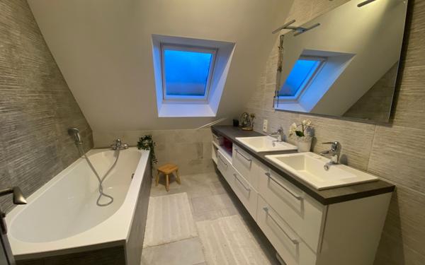 Maison à louer    8 pièces •  Véretz