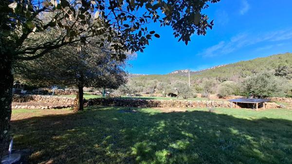 Cabanon sur  terrain agricole de  3 300 m2 à Cuers (Var)