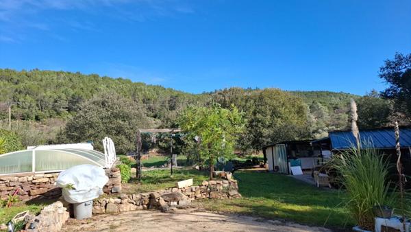 Cabanon sur  terrain agricole de  3 300 m2 à Cuers (Var)