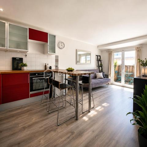 Au cœur du centre-ville de Nice, à deux pas de toutes les commodités, découvrez ce charmant 2 pièces traversant de 32m² situé au 5ᵉ et dernier étage d'un immeuble sans ascenseur.
Dès l'entrée, vous serez séduit par sa belle pièce de vie lumineuse avec cuisine ouverte, offrant un espace convivial et fonctionnel. Celle-ci s'ouvre sur une agréable terrasse exposée Sud-Ouest, sans vis-à-vis direct , véritable prolongement de l'espace intérieur pour profiter pleinement des beaux jours.
L'appartement dispose également d'une chambre spacieuse, d'un espace douche et d'un WC indépendant avec lavabo.
Idéal premier achat, pied-à-terre ou investissement locatif
Informations complémentaires :
Charges : 109 €/mois (eau froide incluse)
Taxe foncière : 741 €
Cumulus électrique récent
Interphone et caméra dans les parties communes
Un véritable cocon perché sur les toits de Nice, offrant calme, luminosité et proximité immédiate de toutes les commodités.
À visiter sans tarder !