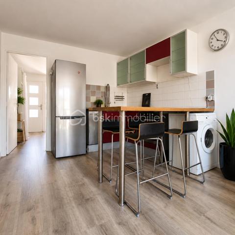 Au cœur du centre-ville de Nice, à deux pas de toutes les commodités, découvrez ce charmant 2 pièces traversant de 32m² situé au 5ᵉ et dernier étage d'un immeuble sans ascenseur.
Dès l'entrée, vous serez séduit par sa belle pièce de vie lumineuse avec cuisine ouverte, offrant un espace convivial et fonctionnel. Celle-ci s'ouvre sur une agréable terrasse exposée Sud-Ouest, sans vis-à-vis direct , véritable prolongement de l'espace intérieur pour profiter pleinement des beaux jours.
L'appartement dispose également d'une chambre spacieuse, d'un espace douche et d'un WC indépendant avec lavabo.
Idéal premier achat, pied-à-terre ou investissement locatif
Informations complémentaires :
Charges : 109 €/mois (eau froide incluse)
Taxe foncière : 741 €
Cumulus électrique récent
Interphone et caméra dans les parties communes
Un véritable cocon perché sur les toits de Nice, offrant calme, luminosité et proximité immédiate de toutes les commodités.
À visiter sans tarder !