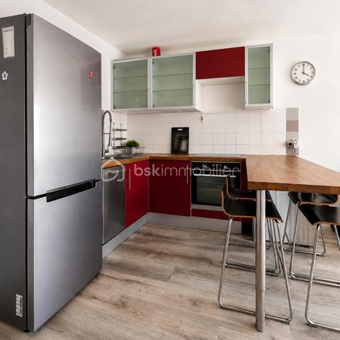 Au cœur du centre-ville de Nice, à deux pas de toutes les commodités, découvrez ce charmant 2 pièces traversant de 32m² situé au 5ᵉ et dernier étage d'un immeuble sans ascenseur.
Dès l'entrée, vous serez séduit par sa belle pièce de vie lumineuse avec cuisine ouverte, offrant un espace convivial et fonctionnel. Celle-ci s'ouvre sur une agréable terrasse exposée Sud-Ouest, sans vis-à-vis direct , véritable prolongement de l'espace intérieur pour profiter pleinement des beaux jours.
L'appartement dispose également d'une chambre spacieuse, d'un espace douche et d'un WC indépendant avec lavabo.
Idéal premier achat, pied-à-terre ou investissement locatif
Informations complémentaires :
Charges : 109 €/mois (eau froide incluse)
Taxe foncière : 741 €
Cumulus électrique récent
Interphone et caméra dans les parties communes
Un véritable cocon perché sur les toits de Nice, offrant calme, luminosité et proximité immédiate de toutes les commodités.
À visiter sans tarder !