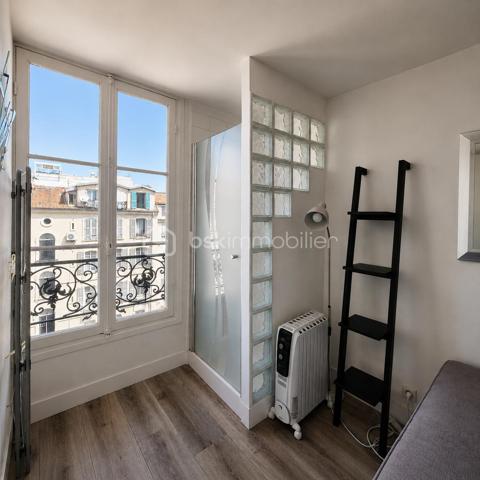 Au cœur du centre-ville de Nice, à deux pas de toutes les commodités, découvrez ce charmant 2 pièces traversant de 32m² situé au 5ᵉ et dernier étage d'un immeuble sans ascenseur.
Dès l'entrée, vous serez séduit par sa belle pièce de vie lumineuse avec cuisine ouverte, offrant un espace convivial et fonctionnel. Celle-ci s'ouvre sur une agréable terrasse exposée Sud-Ouest, sans vis-à-vis direct , véritable prolongement de l'espace intérieur pour profiter pleinement des beaux jours.
L'appartement dispose également d'une chambre spacieuse, d'un espace douche et d'un WC indépendant avec lavabo.
Idéal premier achat, pied-à-terre ou investissement locatif
Informations complémentaires :
Charges : 109 €/mois (eau froide incluse)
Taxe foncière : 741 €
Cumulus électrique récent
Interphone et caméra dans les parties communes
Un véritable cocon perché sur les toits de Nice, offrant calme, luminosité et proximité immédiate de toutes les commodités.
À visiter sans tarder !
