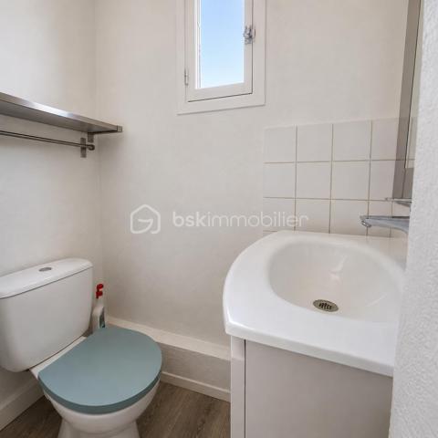 Au cœur du centre-ville de Nice, à deux pas de toutes les commodités, découvrez ce charmant 2 pièces traversant de 32m² situé au 5ᵉ et dernier étage d'un immeuble sans ascenseur.
Dès l'entrée, vous serez séduit par sa belle pièce de vie lumineuse avec cuisine ouverte, offrant un espace convivial et fonctionnel. Celle-ci s'ouvre sur une agréable terrasse exposée Sud-Ouest, sans vis-à-vis direct , véritable prolongement de l'espace intérieur pour profiter pleinement des beaux jours.
L'appartement dispose également d'une chambre spacieuse, d'un espace douche et d'un WC indépendant avec lavabo.
Idéal premier achat, pied-à-terre ou investissement locatif
Informations complémentaires :
Charges : 109 €/mois (eau froide incluse)
Taxe foncière : 741 €
Cumulus électrique récent
Interphone et caméra dans les parties communes
Un véritable cocon perché sur les toits de Nice, offrant calme, luminosité et proximité immédiate de toutes les commodités.
À visiter sans tarder !