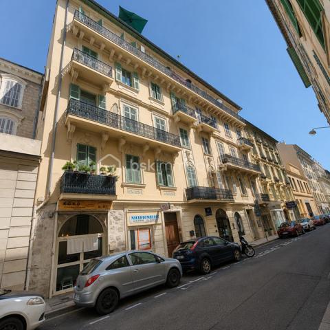 Au cœur du centre-ville de Nice, à deux pas de toutes les commodités, découvrez ce charmant 2 pièces traversant de 32m² situé au 5ᵉ et dernier étage d'un immeuble sans ascenseur.
Dès l'entrée, vous serez séduit par sa belle pièce de vie lumineuse avec cuisine ouverte, offrant un espace convivial et fonctionnel. Celle-ci s'ouvre sur une agréable terrasse exposée Sud-Ouest, sans vis-à-vis direct , véritable prolongement de l'espace intérieur pour profiter pleinement des beaux jours.
L'appartement dispose également d'une chambre spacieuse, d'un espace douche et d'un WC indépendant avec lavabo.
Idéal premier achat, pied-à-terre ou investissement locatif
Informations complémentaires :
Charges : 109 €/mois (eau froide incluse)
Taxe foncière : 741 €
Cumulus électrique récent
Interphone et caméra dans les parties communes
Un véritable cocon perché sur les toits de Nice, offrant calme, luminosité et proximité immédiate de toutes les commodités.
À visiter sans tarder !