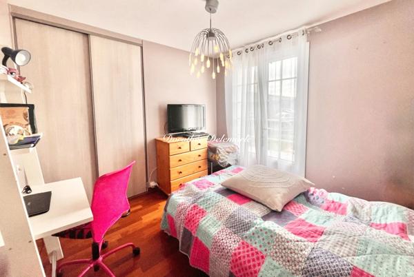 Maison à vendre 5 pièces Dompierre-sur-Mer, superbe maison rénovée de 138 m² avec piscine, jardin arboré de 1 035 m² et accès rapide à La Rochelle par piste cyclable.