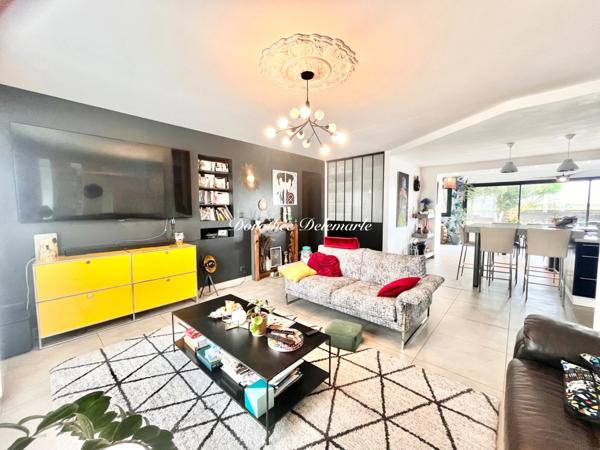 Maison à vendre 5 pièces Dompierre-sur-Mer, superbe maison rénovée de 138 m² avec piscine, jardin arboré de 1 035 m² et accès rapide à La Rochelle par piste cyclable.