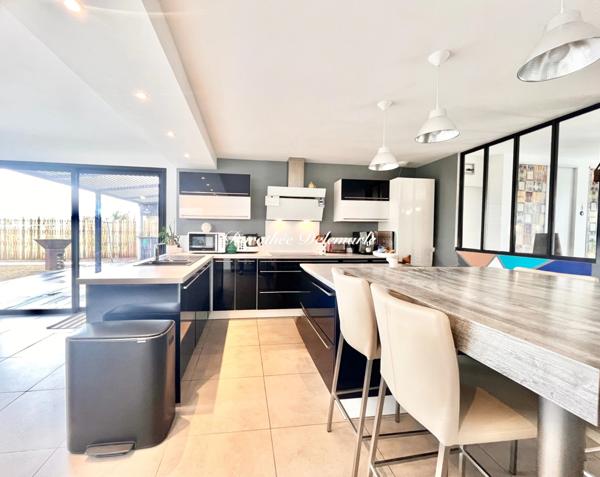 Maison à vendre 5 pièces Dompierre-sur-Mer, superbe maison rénovée de 138 m² avec piscine, jardin arboré de 1 035 m² et accès rapide à La Rochelle par piste cyclable.