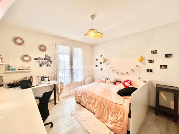 Maison à vendre 5 pièces Dompierre-sur-Mer, superbe maison rénovée de 138 m² avec piscine, jardin arboré de 1 035 m² et accès rapide à La Rochelle par piste cyclable.