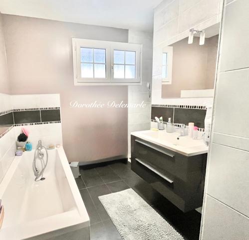 Maison à vendre 5 pièces Dompierre-sur-Mer, superbe maison rénovée de 138 m² avec piscine, jardin arboré de 1 035 m² et accès rapide à La Rochelle par piste cyclable.