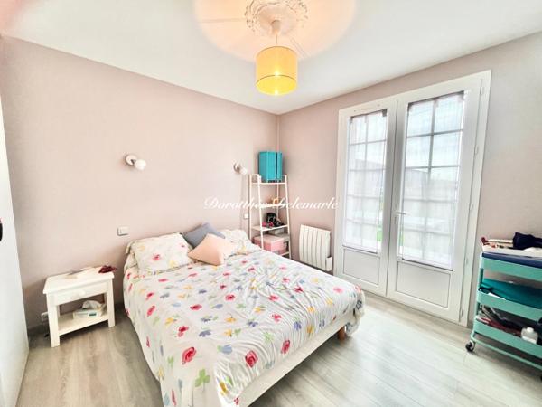 Maison à vendre 5 pièces Dompierre-sur-Mer, superbe maison rénovée de 138 m² avec piscine, jardin arboré de 1 035 m² et accès rapide à La Rochelle par piste cyclable.