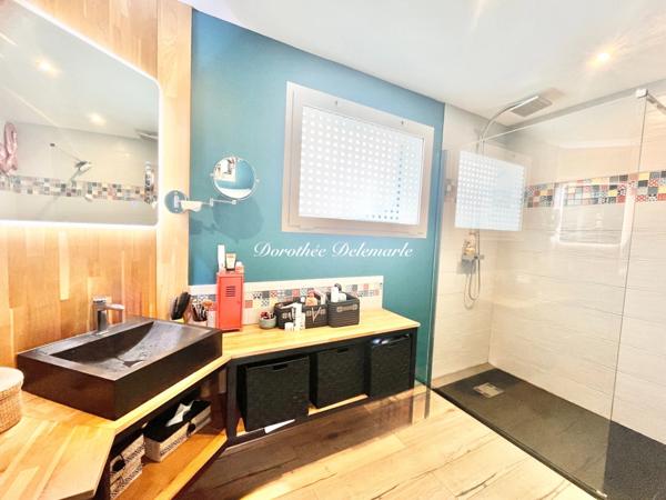 Maison à vendre 5 pièces Dompierre-sur-Mer, superbe maison rénovée de 138 m² avec piscine, jardin arboré de 1 035 m² et accès rapide à La Rochelle par piste cyclable.