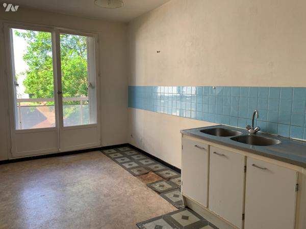 Exclusivité à MIGENNES Appartement dans une résidence sécurisée avec parking extérieur et cave.