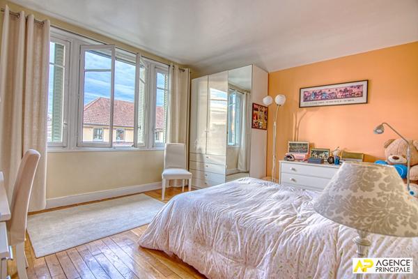 Versailles Rive-Droite Maison 8 pièces 290 m² au sol sur parcelle de 500 m² avec grand garage. 2 390 000 € **  - Référence  28199