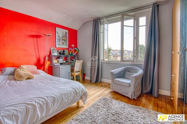 Versailles Rive-Droite Maison 8 pièces 290 m² au sol sur parcelle de 500 m² avec grand garage. 2 390 000 € **  - Référence  28199