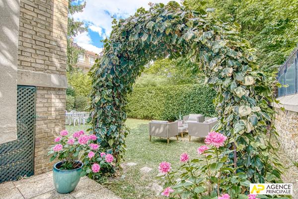 Versailles Rive-Droite Maison 8 pièces 290 m² au sol sur parcelle de 500 m² avec grand garage. 2 390 000 € **  - Référence  28199