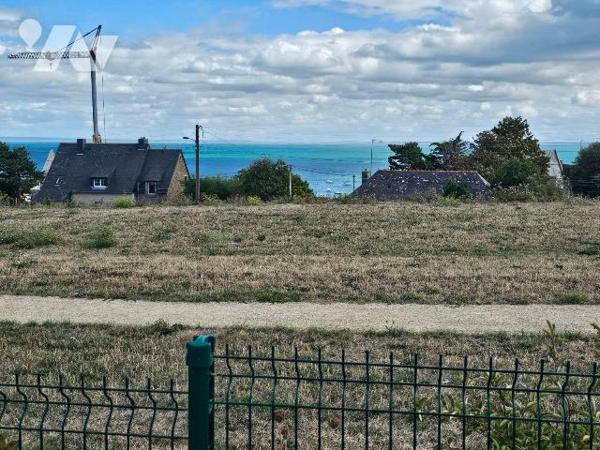 A Cancale, maison de 2023, belle vue mer, proche plage de Port Mer, comprenant : une entrée ave...