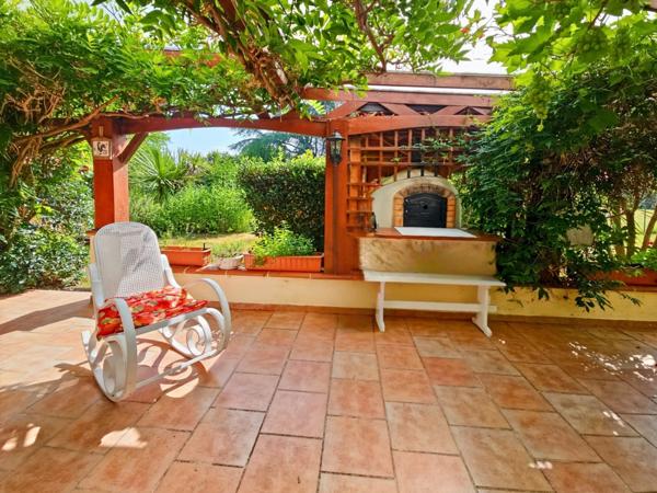 Maison de charme avec beau parc, 3 chambres, grande terrasse couverte et appartement indépendant, coeur du village