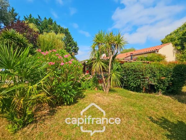Maison de charme avec beau parc, 3 chambres, grande terrasse couverte et appartement indépendant, coeur du village