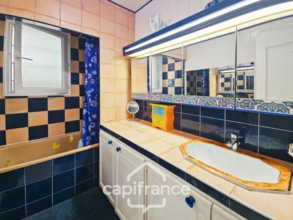 Maison de charme avec beau parc, 3 chambres, grande terrasse couverte et appartement indépendant, coeur du village