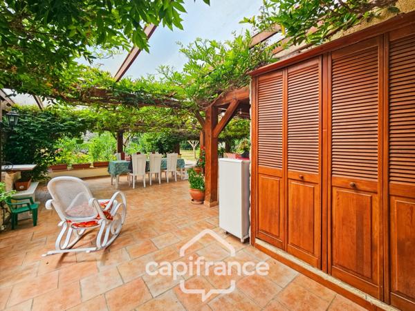 Maison de charme avec beau parc, 3 chambres, grande terrasse couverte et appartement indépendant, coeur du village