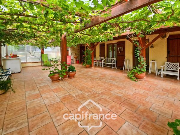 Maison de charme avec beau parc, 3 chambres, grande terrasse couverte et appartement indépendant, coeur du village