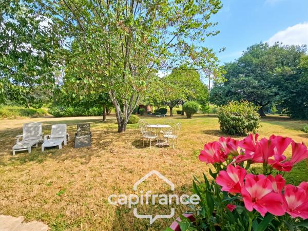 Maison de charme avec beau parc, 3 chambres, grande terrasse couverte et appartement indépendant, coeur du village