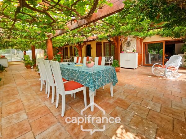 Maison de charme avec beau parc, 3 chambres, grande terrasse couverte et appartement indépendant, coeur du village