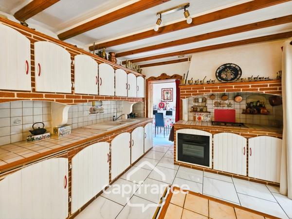 Maison de charme avec beau parc, 3 chambres, grande terrasse couverte et appartement indépendant, coeur du village