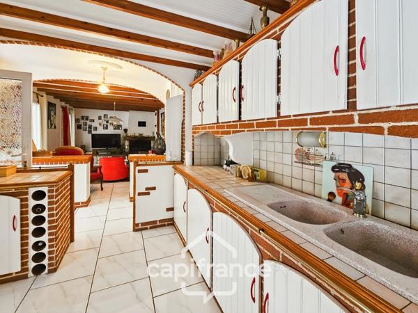 Maison de charme avec beau parc, 3 chambres, grande terrasse couverte et appartement indépendant, coeur du village