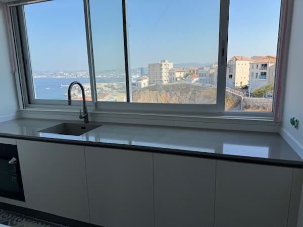 Marseille (13007) LOCATION APPARTEMENT MEUBLÉ TYPE 4 88M2 BALCON FILANT SPLENDIDE VUE MER ET VALLON DES AUFFES 35 BD CIEUSSA 130