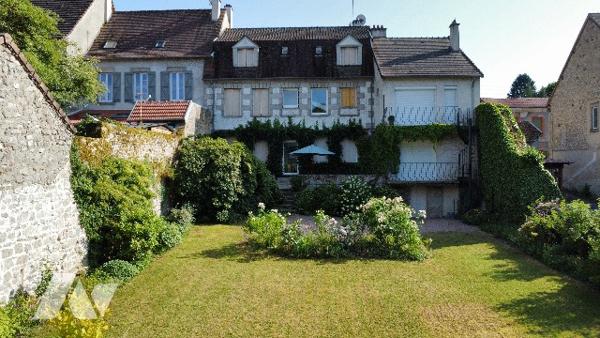Ensemble immobilier de caractère à AUBUSSON – 270 m² habitables avec jardin et garages