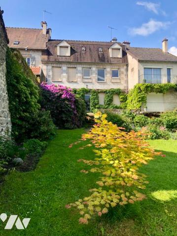 Ensemble immobilier de caractère à AUBUSSON – 270 m² habitables avec jardin et garages
