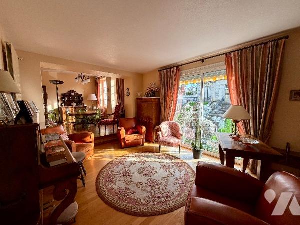 Ensemble immobilier de caractère à AUBUSSON – 270 m² habitables avec jardin et garages