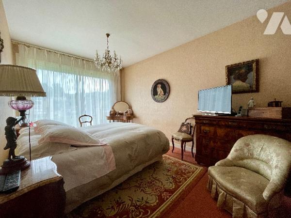 Ensemble immobilier de caractère à AUBUSSON – 270 m² habitables avec jardin et garages