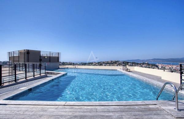 T3 72 m² Saint-Raphaël, terrasse vue mer et piscine en rooftop
