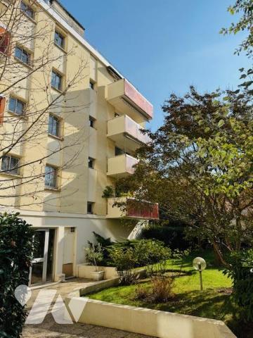 BOIS COLOMBES - PLEIN CENTRE - QUARTIER GARE - 3 PIECES. DERNIER ETAGE. BALCON.