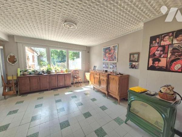 Maison mitoyenne à rénover - Fort potentiel à 2 minutes du centre-ville

À seulement 2 minute...