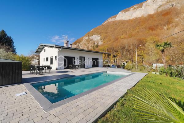 À découvrir sans tarder à Sillingy (Chaumontet), au pied de la Mandallaz dans un environnement calme et privilégié, cette superbe propriété individuelle de 1980, intégralement rénovée avec des prestations de standing.

Sur une parcelle de 1 200 m², cet ensemble immobilier offre une surface Carrez totale de 197 m² répartie comme suit :

1. LA MAISON PRINCIPALE (127 m²) :   

 -      3 belles chambres lumineuses avec placards + 1 bureau
 -      1 salle d’eau moderne avec placards intégrés
 -      Vaste pièce de vie avec rénovation complète de qualité.
 -      Une cuisine neuve ouverte sur le séjour
 -      Accès indépendant, garage, parking, terrasse d’environ 100 m² et jardin 
 -      Confort moderne : Climatisation réversible dans toutes les pièces (PAC Air/Air à partir de 2015).

2. L’APPARTEMENT INDÉPENDANT (70 m²) :  

 -       2 chambres avec placards, idéal pour une petite famille ou des colocataires.
 -       1 cuisine neuve
 -       1 salle d’eau
 -       Accès indépendant, parking, terrasse et jardin (parfait pour la location).
 -       Potentiel locatif : env. 1 100 € / mois. Une opportunité rare pour générer un complément de retraite ou réduire vos mensualités de crédit.
 -      Chauffage individuel gaz à condensation (à partir de 2016).

LES PLUS :

 -      Extérieur : Piscine au sel (8x3m) pour vos moments de détente.
 -      Sous-sol complet : 70 m² (garage, atelier, cave, stockage).
 -      Combles de 138 m²
 -      Proximité : Écoles, commerces, pharmacie et administrations accessibles à proximité.

Une opportunité rare sur le marché. La qualité de la rénovation alliée à la possibilité d'autofinancer une partie de son crédit grâce au loyer de l'appartement (13 200 € annuels potentiels) en fait un produit d'exception.