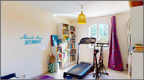 Villa plain-pied de 120 m2 + dépendance de type T2 de 26 m2 - garage - terrain plat et arboré de 2000 m2 - assainnissement individuel aux normes - calme et sans vis-à-vis