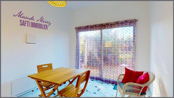 Villa plain-pied de 120 m2 + dépendance de type T2 de 26 m2 - garage - terrain plat et arboré de 2000 m2 - assainnissement individuel aux normes - calme et sans vis-à-vis