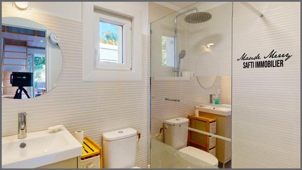 Villa plain-pied de 120 m2 + dépendance de type T2 de 26 m2 - garage - terrain plat et arboré de 2000 m2 - assainnissement individuel aux normes - calme et sans vis-à-vis