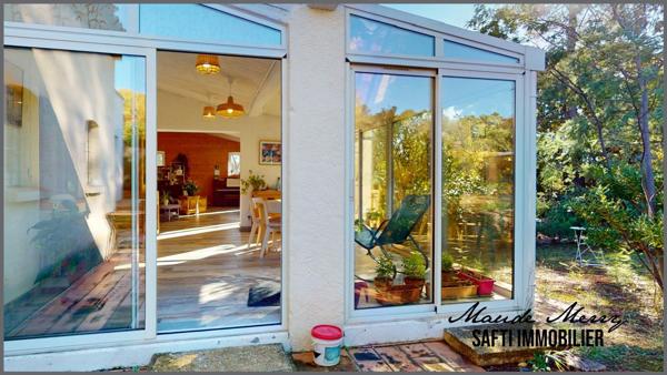 Villa plain-pied de 120 m2 + dépendance de type T2 de 26 m2 - garage - terrain plat et arboré de 2000 m2 - assainnissement individuel aux normes - calme et sans vis-à-vis