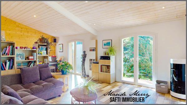 Villa plain-pied de 120 m2 + dépendance de type T2 de 26 m2 - garage - terrain plat et arboré de 2000 m2 - assainnissement individuel aux normes - calme et sans vis-à-vis