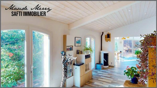 Villa plain-pied de 120 m2 + dépendance de type T2 de 26 m2 - garage - terrain plat et arboré de 2000 m2 - assainnissement individuel aux normes - calme et sans vis-à-vis