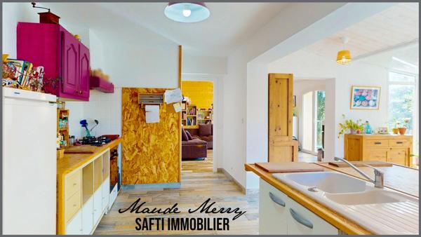 Villa plain-pied de 120 m2 + dépendance de type T2 de 26 m2 - garage - terrain plat et arboré de 2000 m2 - assainnissement individuel aux normes - calme et sans vis-à-vis