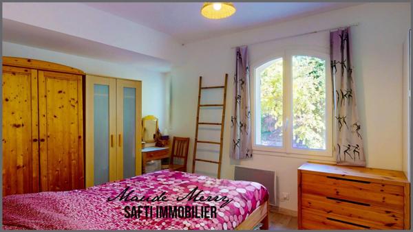 Villa plain-pied de 120 m2 + dépendance de type T2 de 26 m2 - garage - terrain plat et arboré de 2000 m2 - assainnissement individuel aux normes - calme et sans vis-à-vis